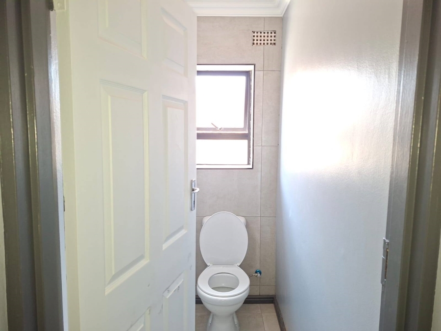 To Let 4 Bedroom Property for Rent in Louwville Western Cape